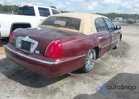 2000 Lincoln Town Car Signature from USA, damaged, VIN 1LNHM82W9YY815765